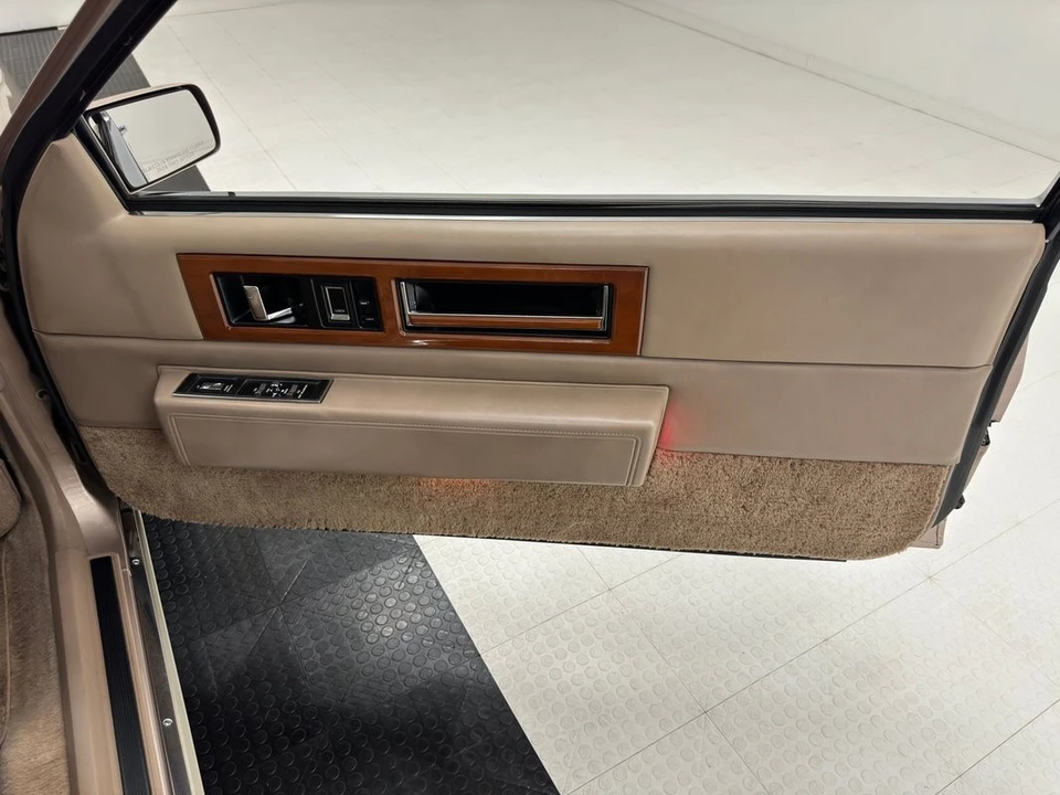 1990 Cadillac Fleetwood - Image 23 of 31