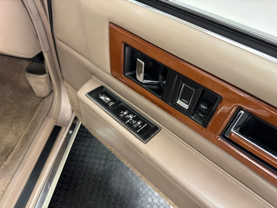 1990 Cadillac Fleetwood - Image 30 of 31