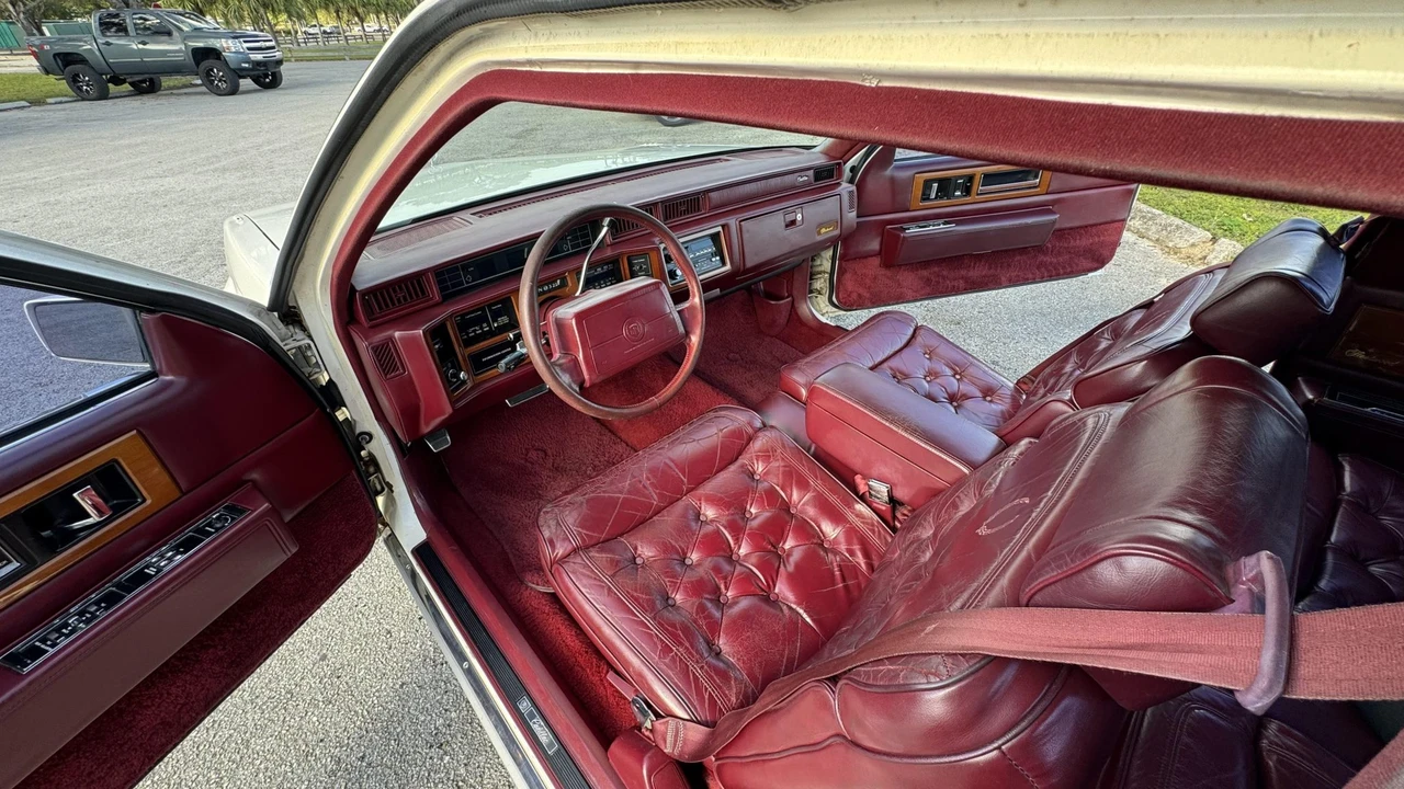 1990 Cadillac Fleetwood - Image 26 of 31