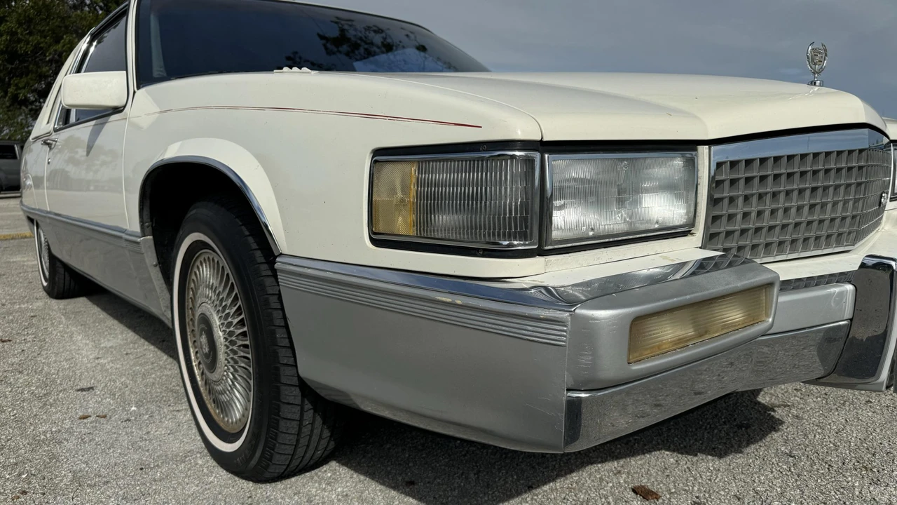 1990 Cadillac Fleetwood - Image 16 of 31