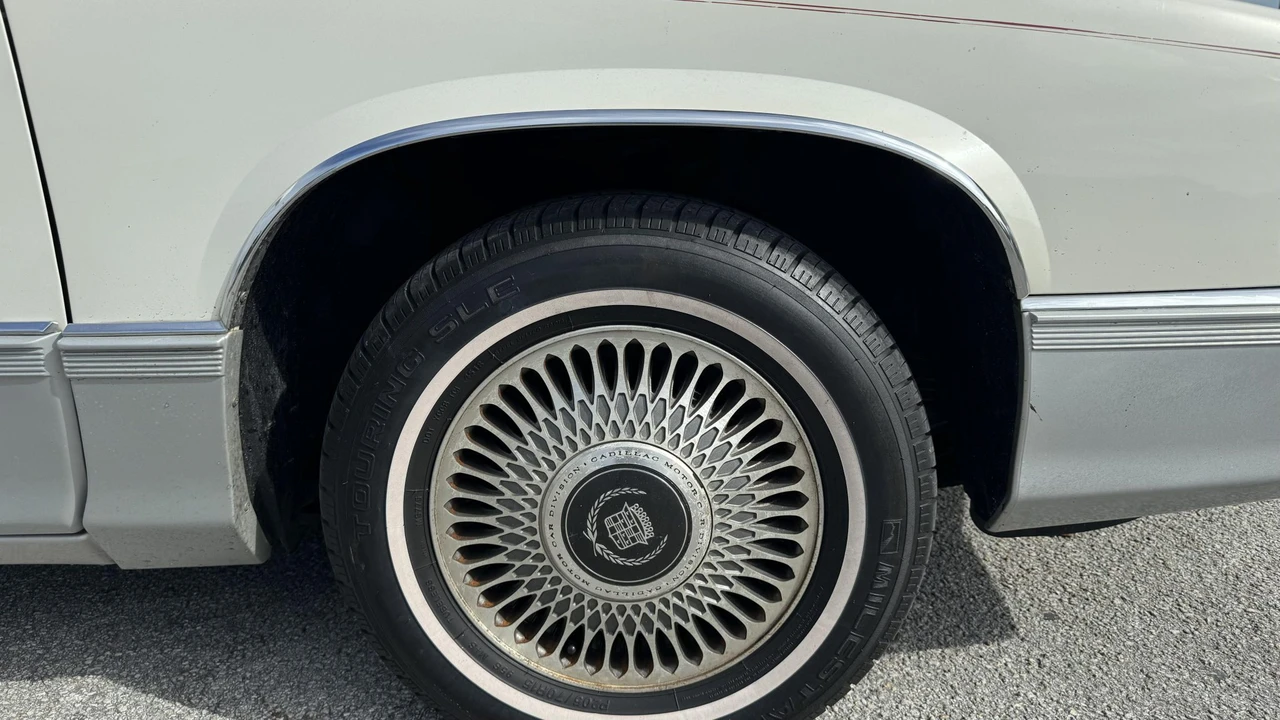 1990 Cadillac Fleetwood - Image 23 of 31