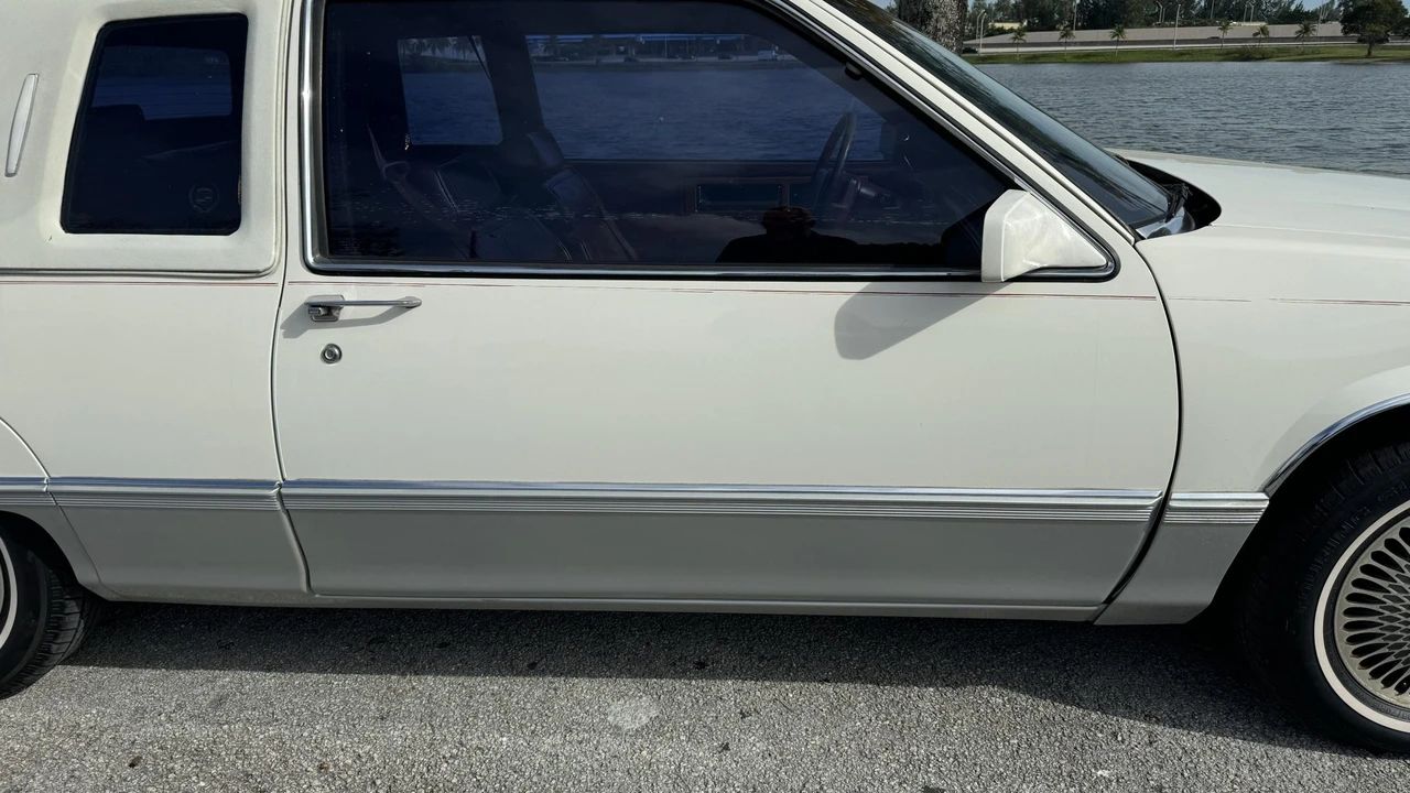 1990 Cadillac Fleetwood - Image 15 of 31