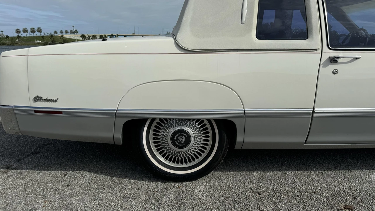 1990 Cadillac Fleetwood - Image 14 of 31