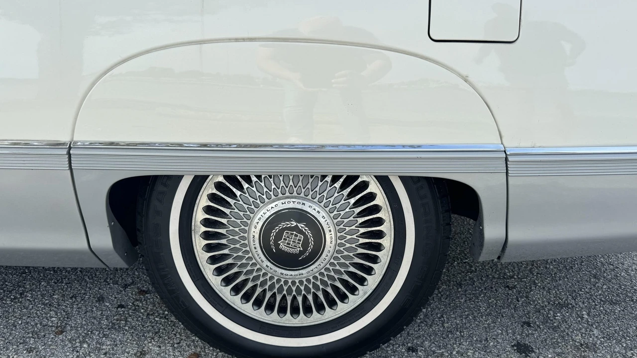 1990 Cadillac Fleetwood - Image 22 of 31