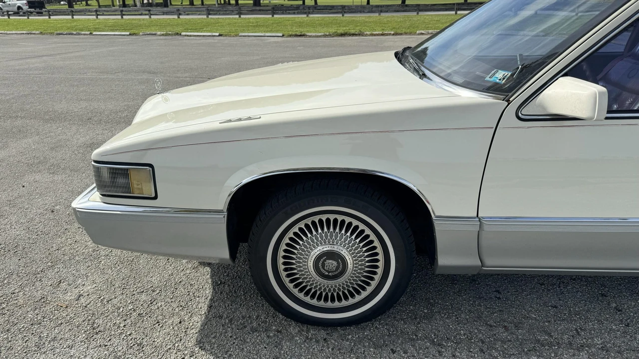 1990 Cadillac Fleetwood - Image 12 of 31