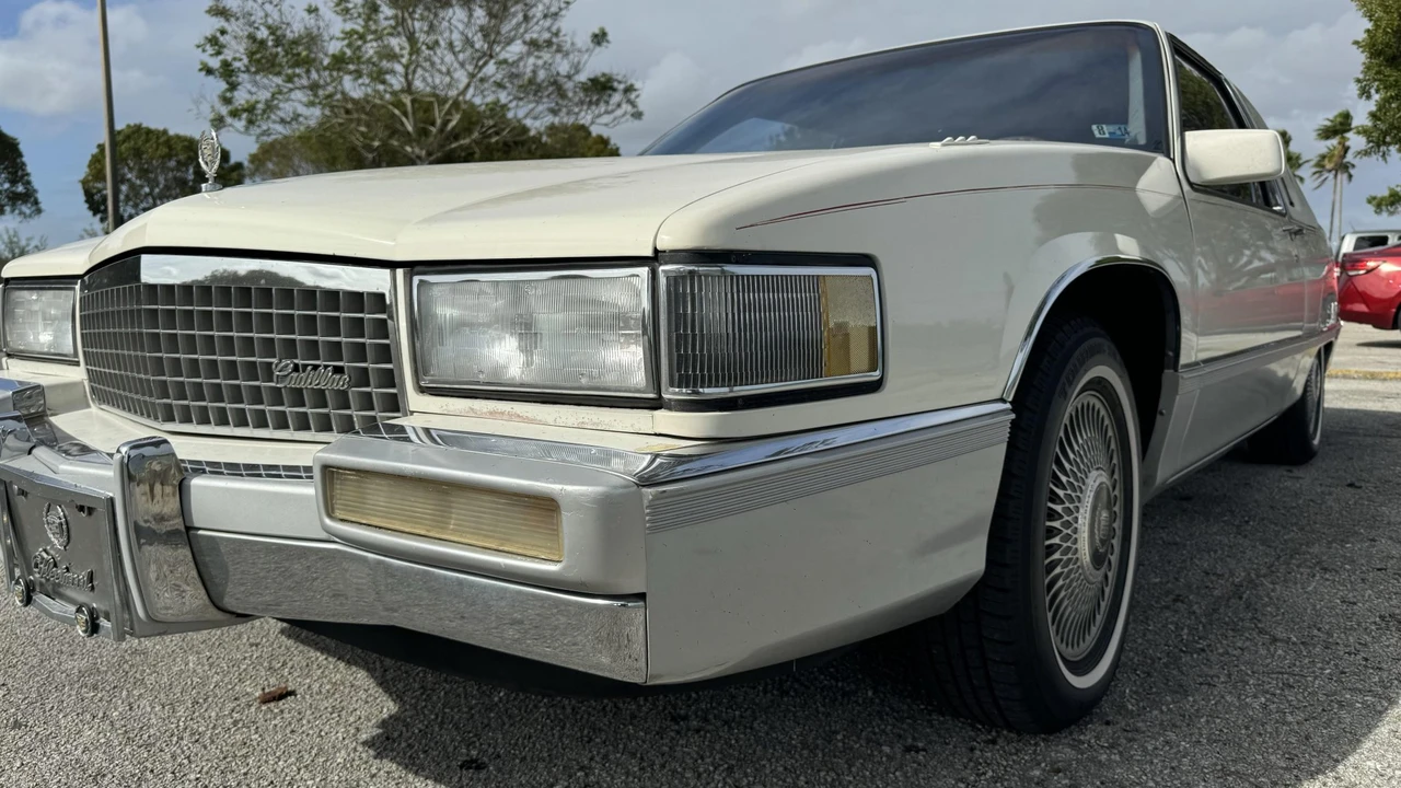 1990 Cadillac Fleetwood - Image 17 of 31