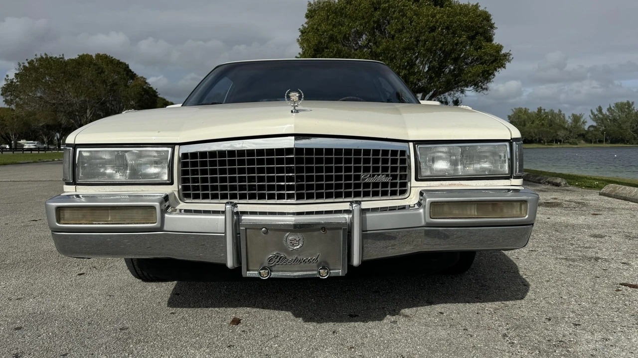 1990 Cadillac Fleetwood - Image 5 of 31