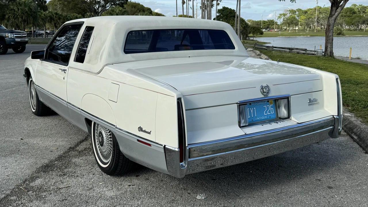 1990 Cadillac Fleetwood - Image 9 of 31