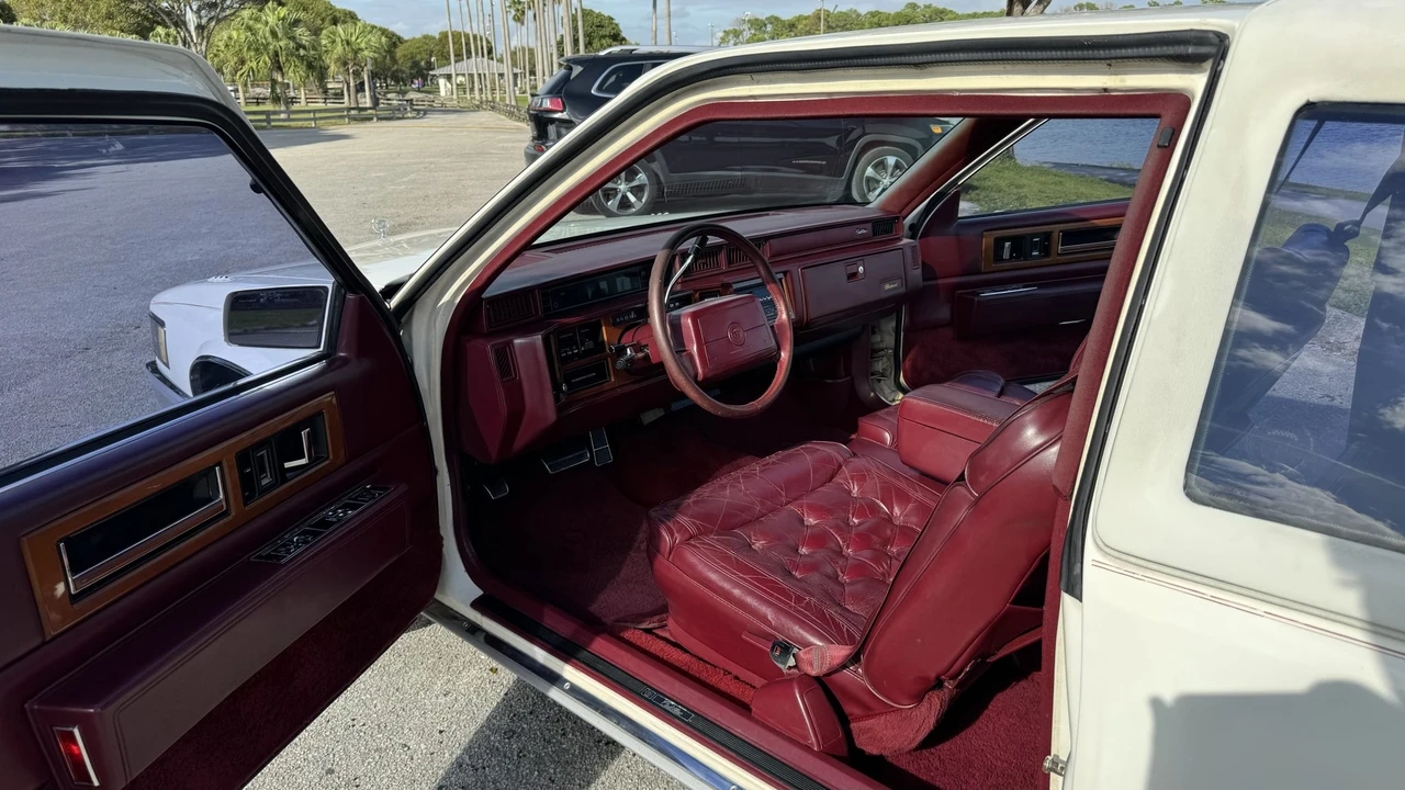 1990 Cadillac Fleetwood - Image 24 of 31