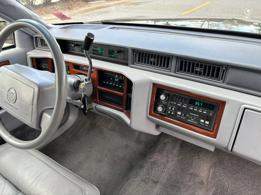 1990 Cadillac Fleetwood - Image 17 of 25