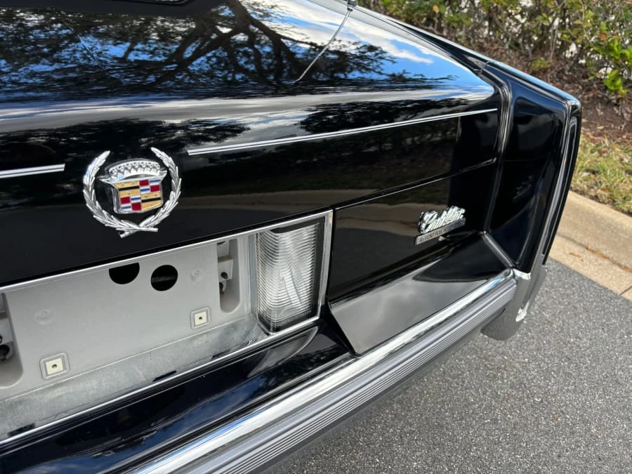 1990 Cadillac Fleetwood - Image 10 of 25