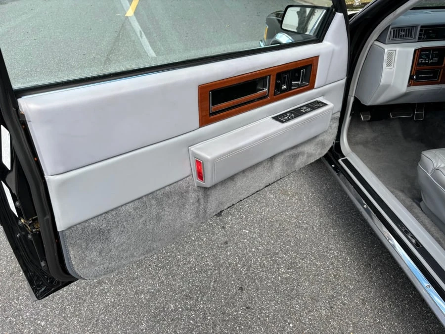1990 Cadillac Fleetwood - Image 14 of 25