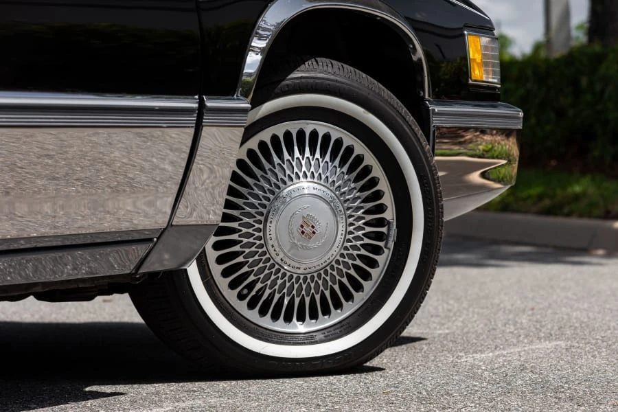 1990 Cadillac Fleetwood - Image 9 of 28