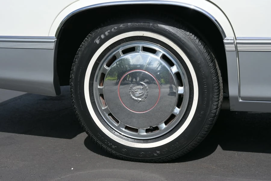 1990 Cadillac DeVille 6th Gen - Image 13 of 31