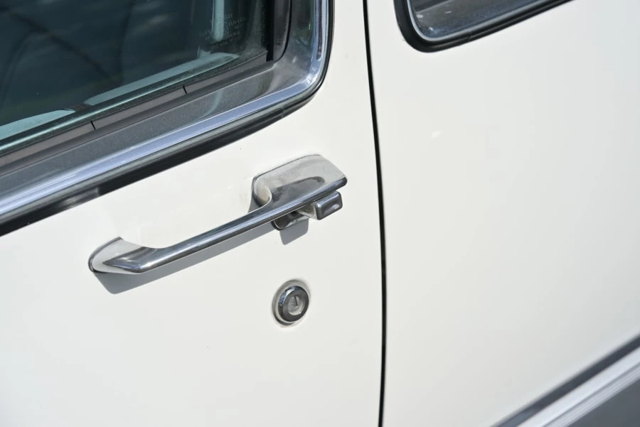 1990 Cadillac DeVille 6th Gen - Image 19 of 31
