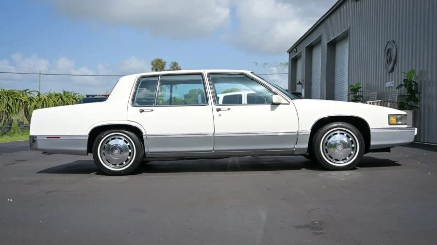 1990 Cadillac DeVille 6th Gen - Image 2 of 31