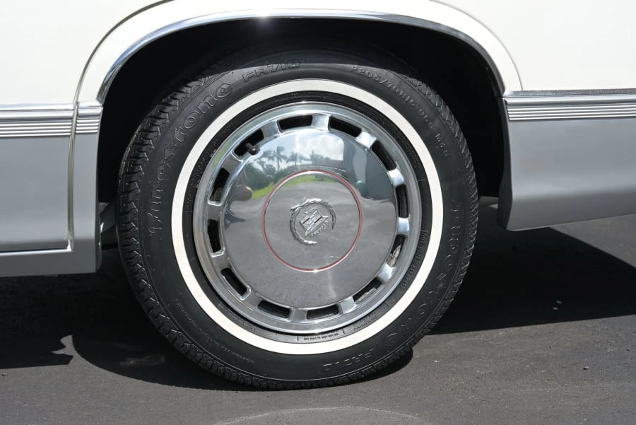 1990 Cadillac DeVille 6th Gen - Image 18 of 31