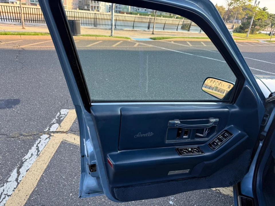 1990 Cadillac Seville - Image 25 of 31