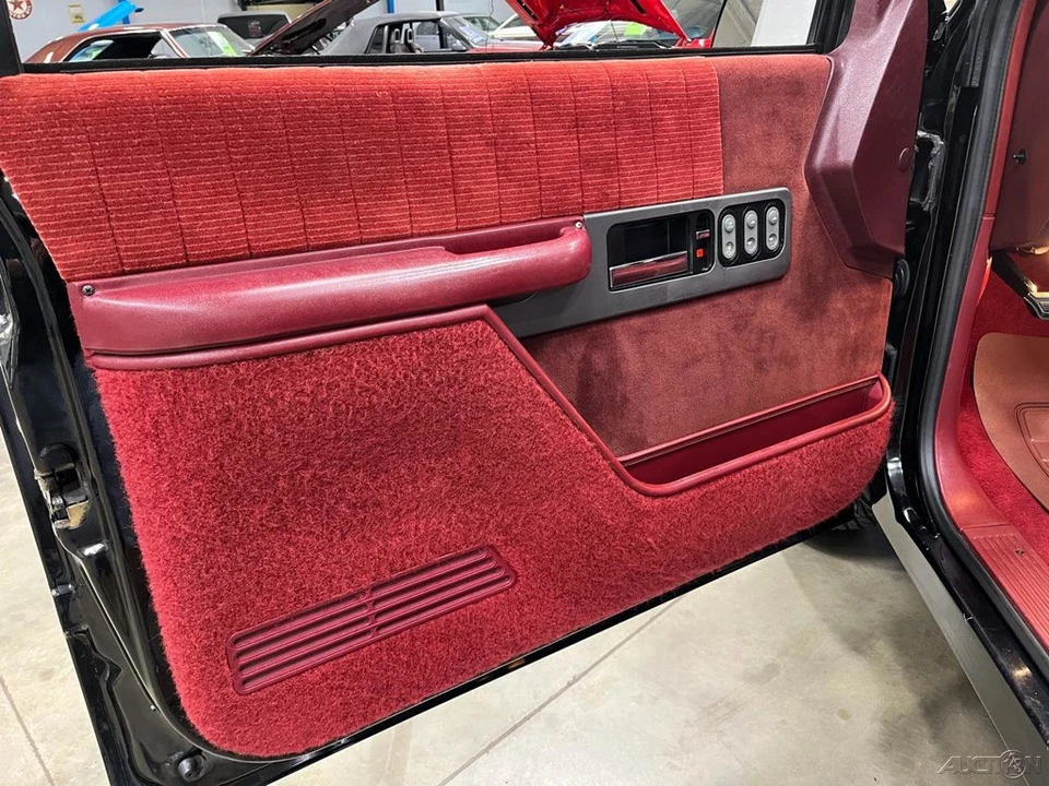 1990 Chevrolet - Image 21 of 24