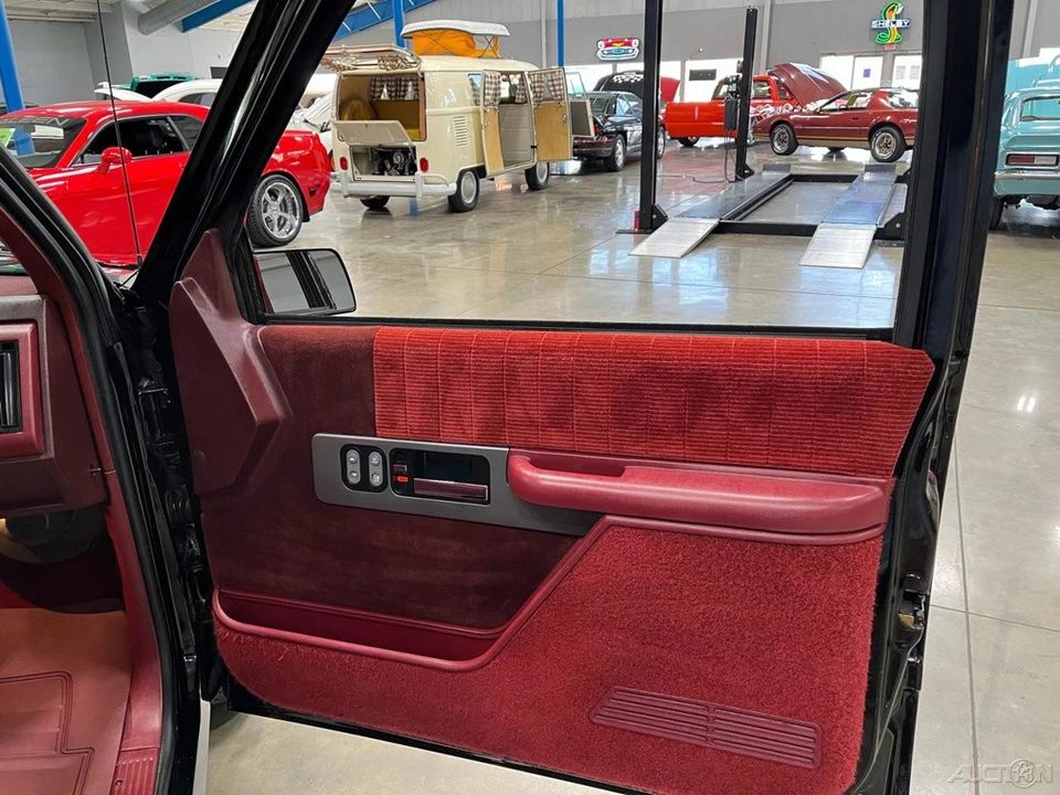 1990 Chevrolet - Image 23 of 24