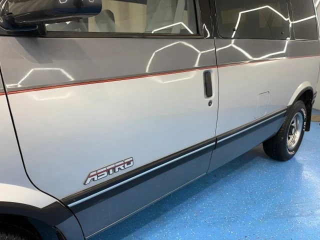 1990 Chevrolet Astro - Image 14 of 21