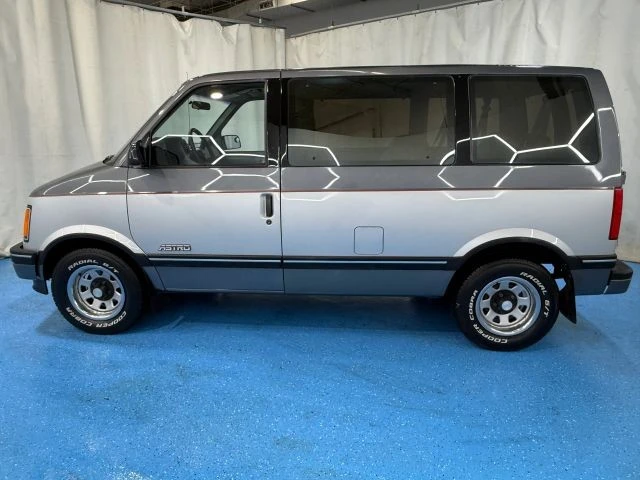 1990 Chevrolet Astro - Image 4 of 21