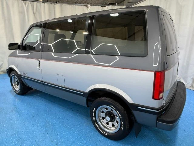 1990 Chevrolet Astro - Image 5 of 21