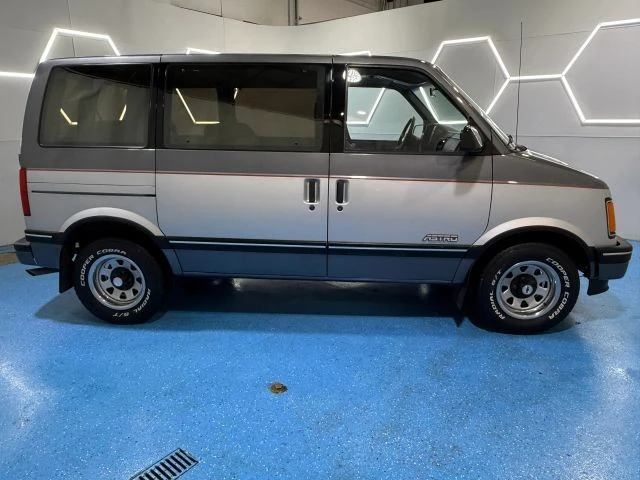 1990 Chevrolet Astro - Image 3 of 21