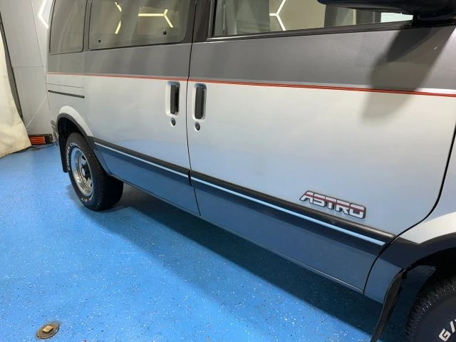 1990 Chevrolet Astro - Image 17 of 21