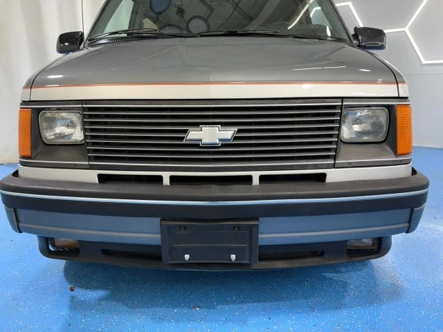 1990 Chevrolet Astro - Image 13 of 21