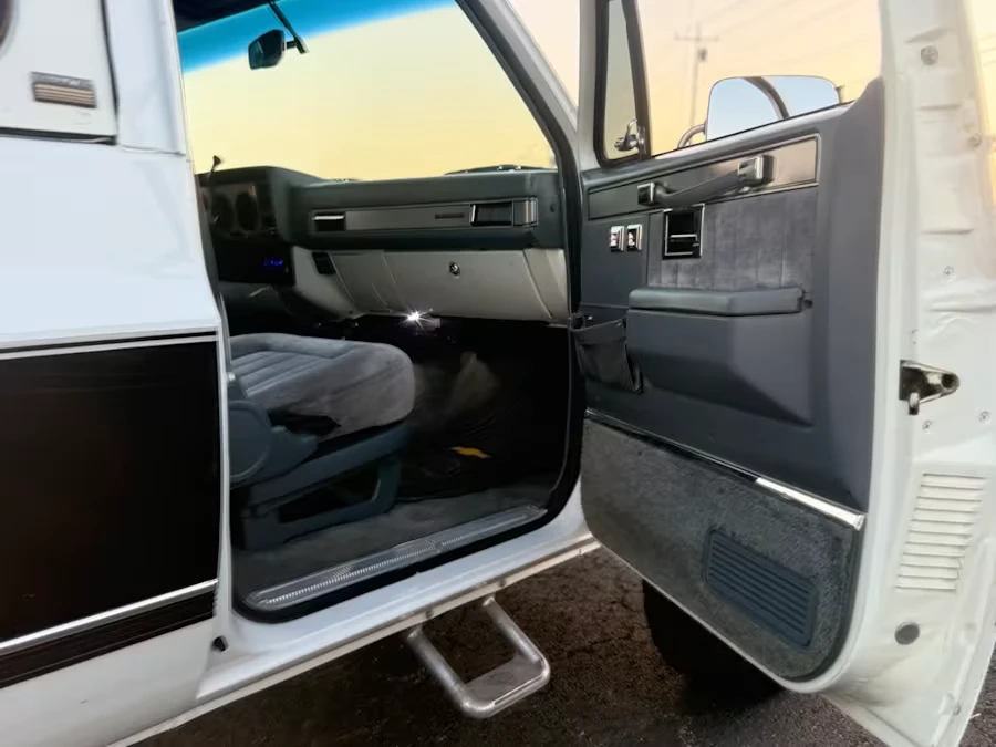 1990 Chevrolet K5 Blazer 2nd Gen - Image 8 of 12