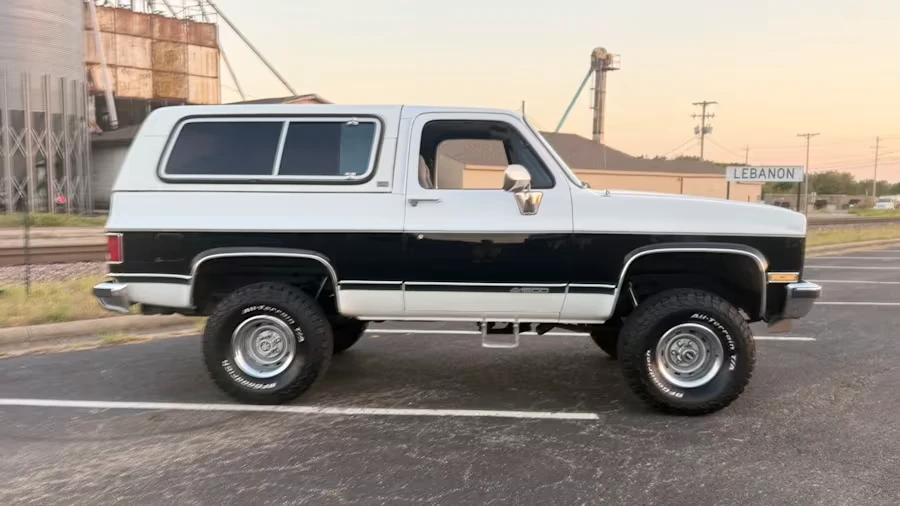 1990 Chevrolet K5 Blazer 2nd Gen - Image 2 of 12