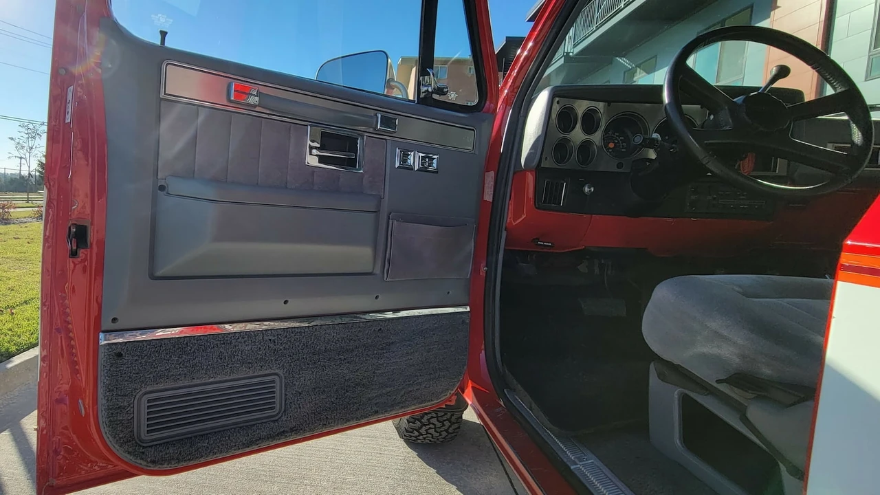 1990 Chevrolet Blazer - Image 11 of 28