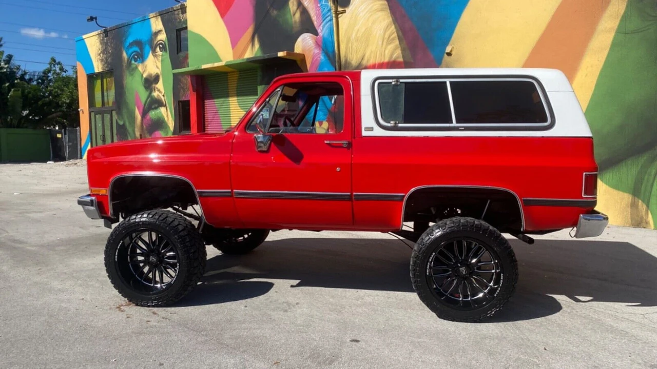1990 Chevrolet K5 Blazer 2nd Gen - Image 2 of 16