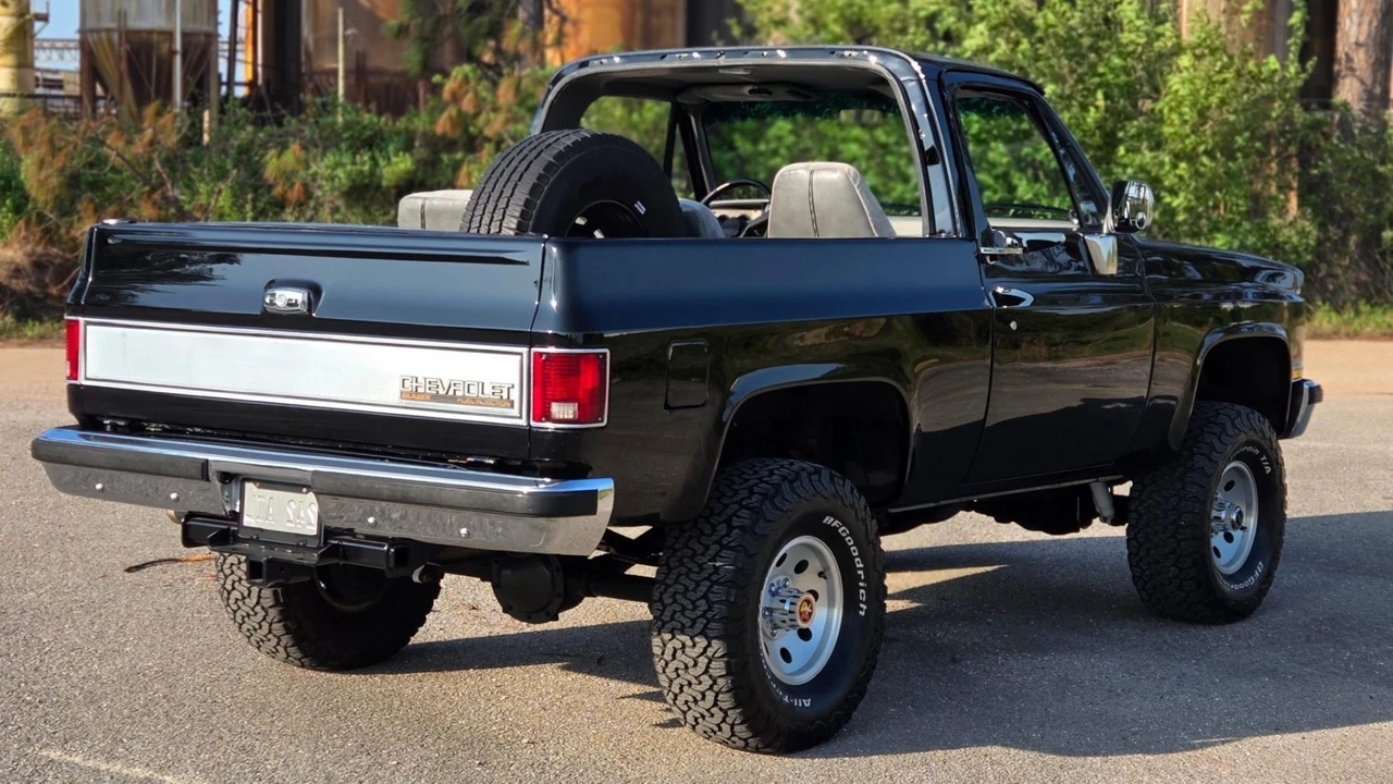 1990 Chevrolet K5 Blazer 2nd Gen - Image 2 of 8