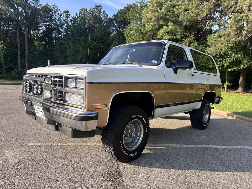 1990 Chevrolet K5 Blazer 2nd Gen - Image 10 of 31