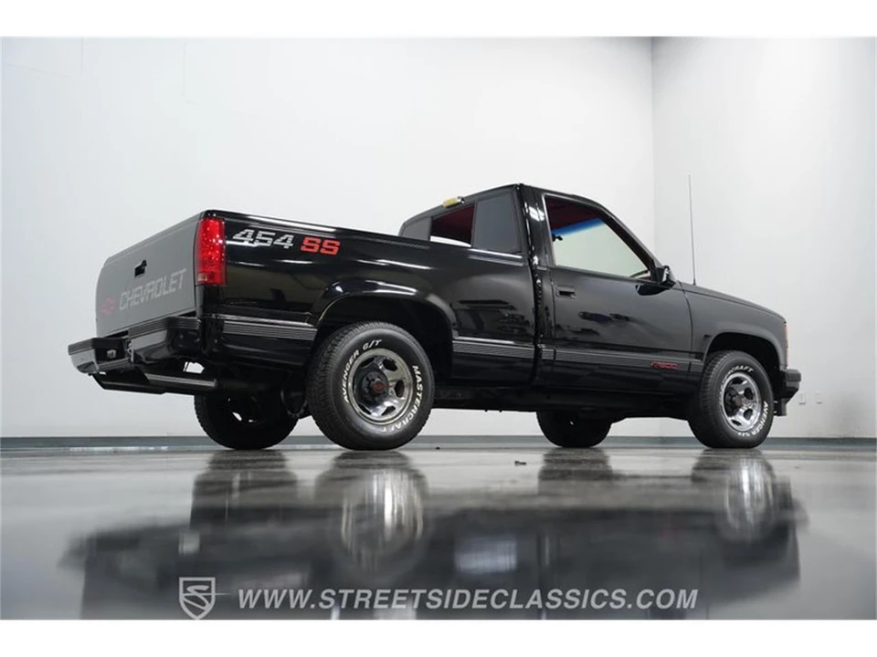 1990 Chevrolet Silverado - Image 24 of 31