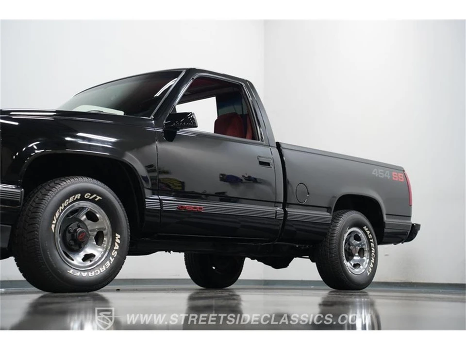 1990 Chevrolet Silverado - Image 19 of 31