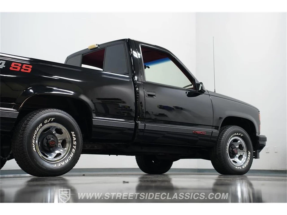 1990 Chevrolet Silverado - Image 25 of 31