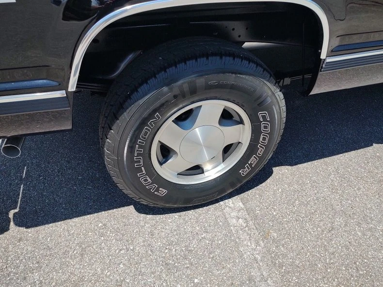 1990 Chevrolet Silverado - Image 17 of 29