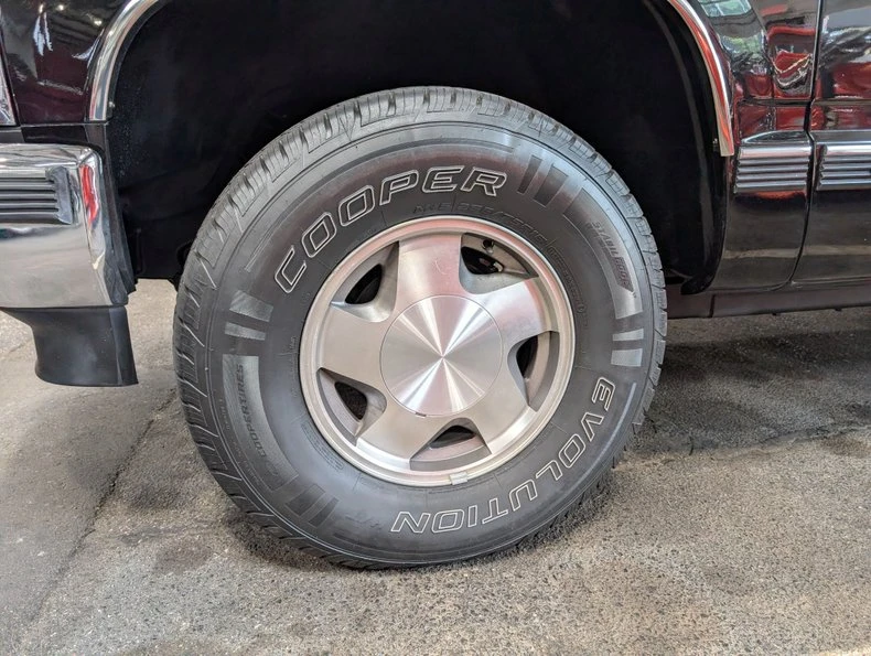 1990 Chevrolet Silverado - Image 16 of 29