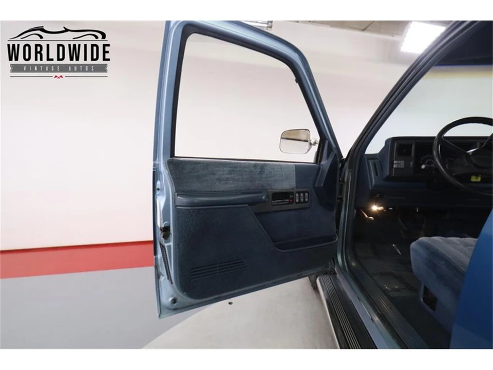 1990 Chevrolet Silverado - Image 25 of 31