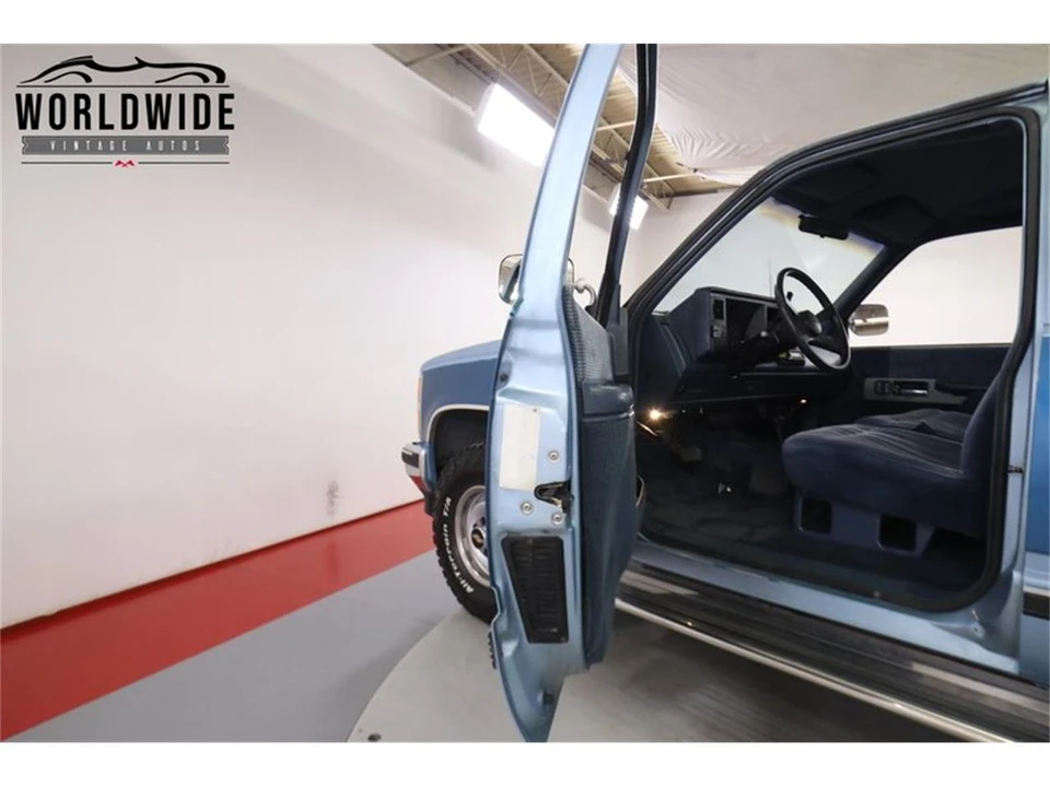 1990 Chevrolet Silverado - Image 23 of 31