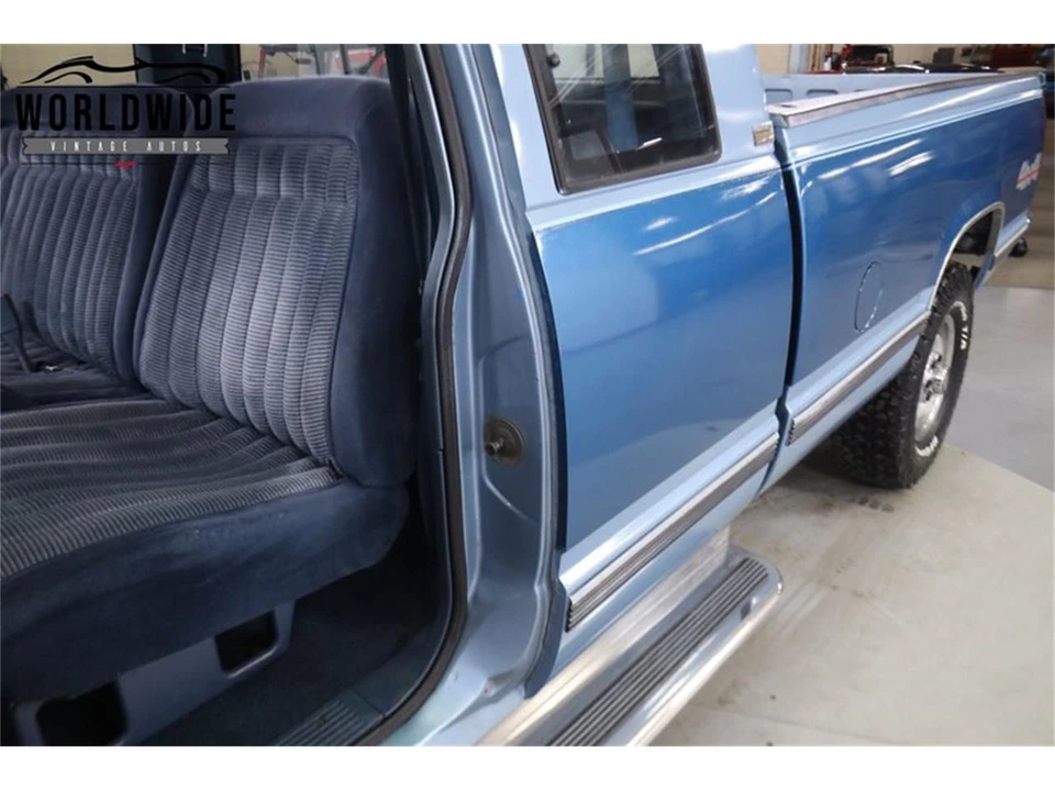 1990 Chevrolet Silverado - Image 24 of 31