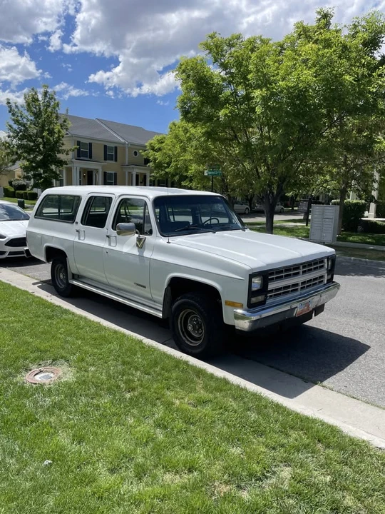 1990 Chevrolet Suburban 7th Gen - Image 11 of 13