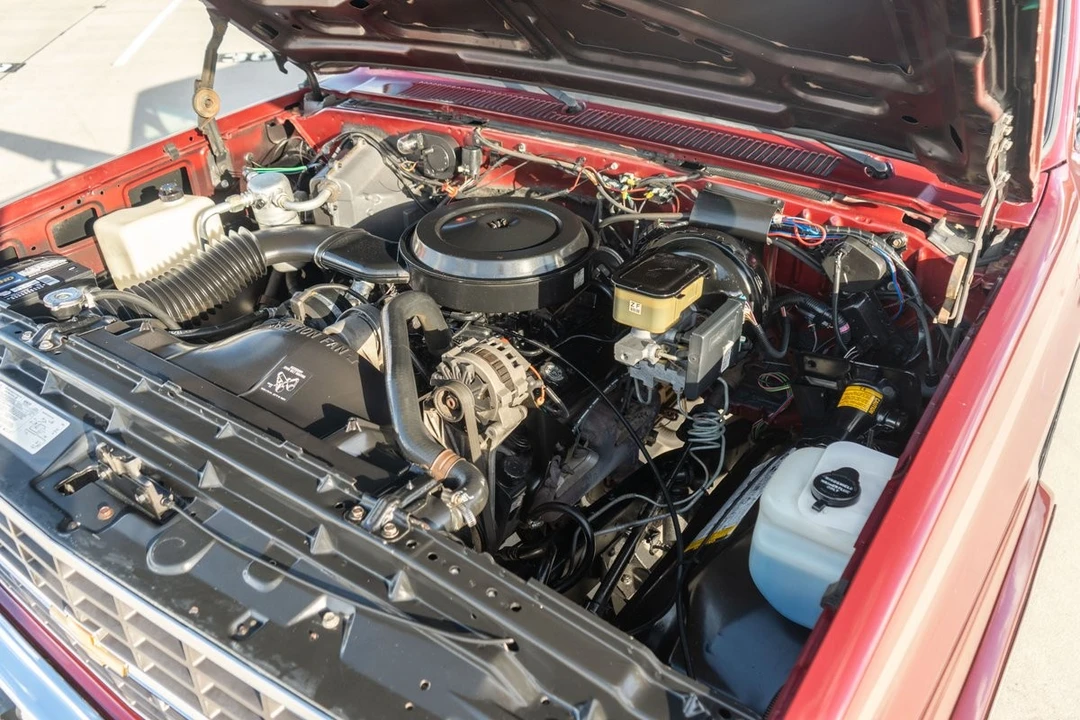 1990 Chevrolet Suburban 7th Gen - Image 11 of 21