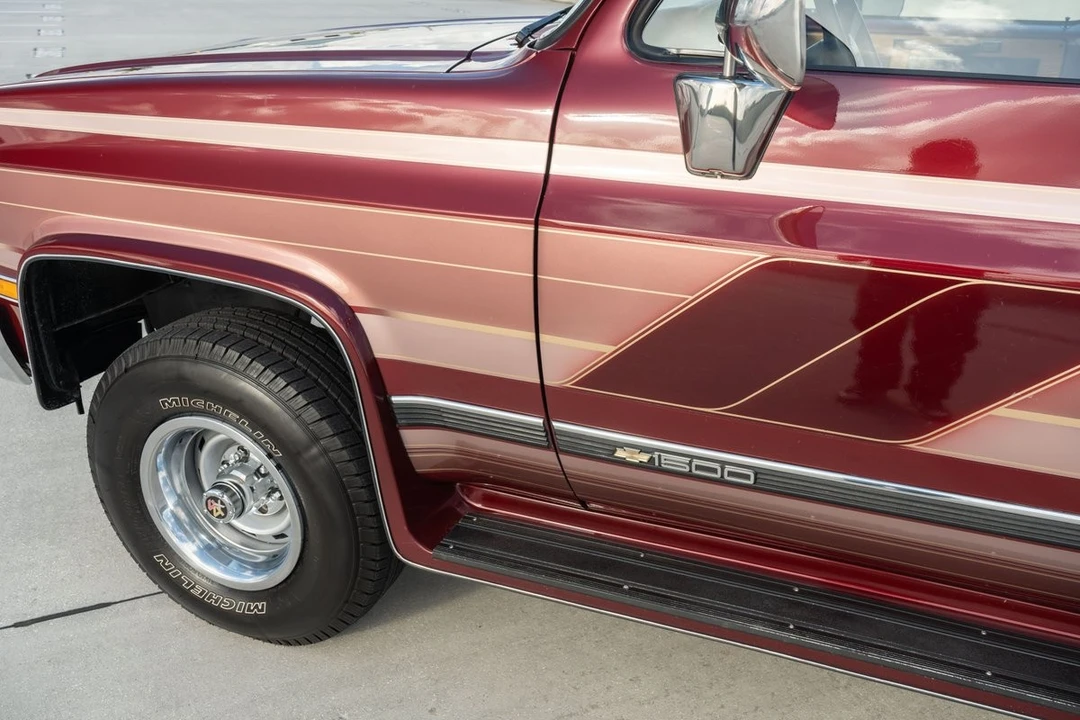1990 Chevrolet Suburban 7th Gen - Image 7 of 21