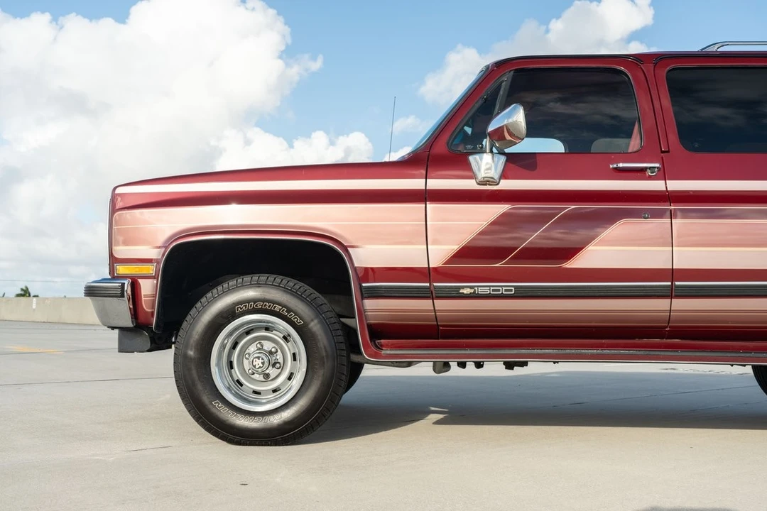 1990 Chevrolet Suburban 7th Gen - Image 2 of 21