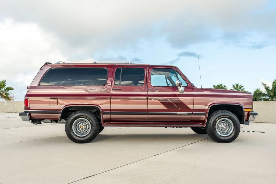 1990 Chevrolet Suburban 7th Gen - Image 17 of 21