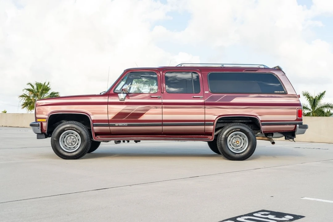 1990 Chevrolet Suburban 7th Gen - Image 4 of 21